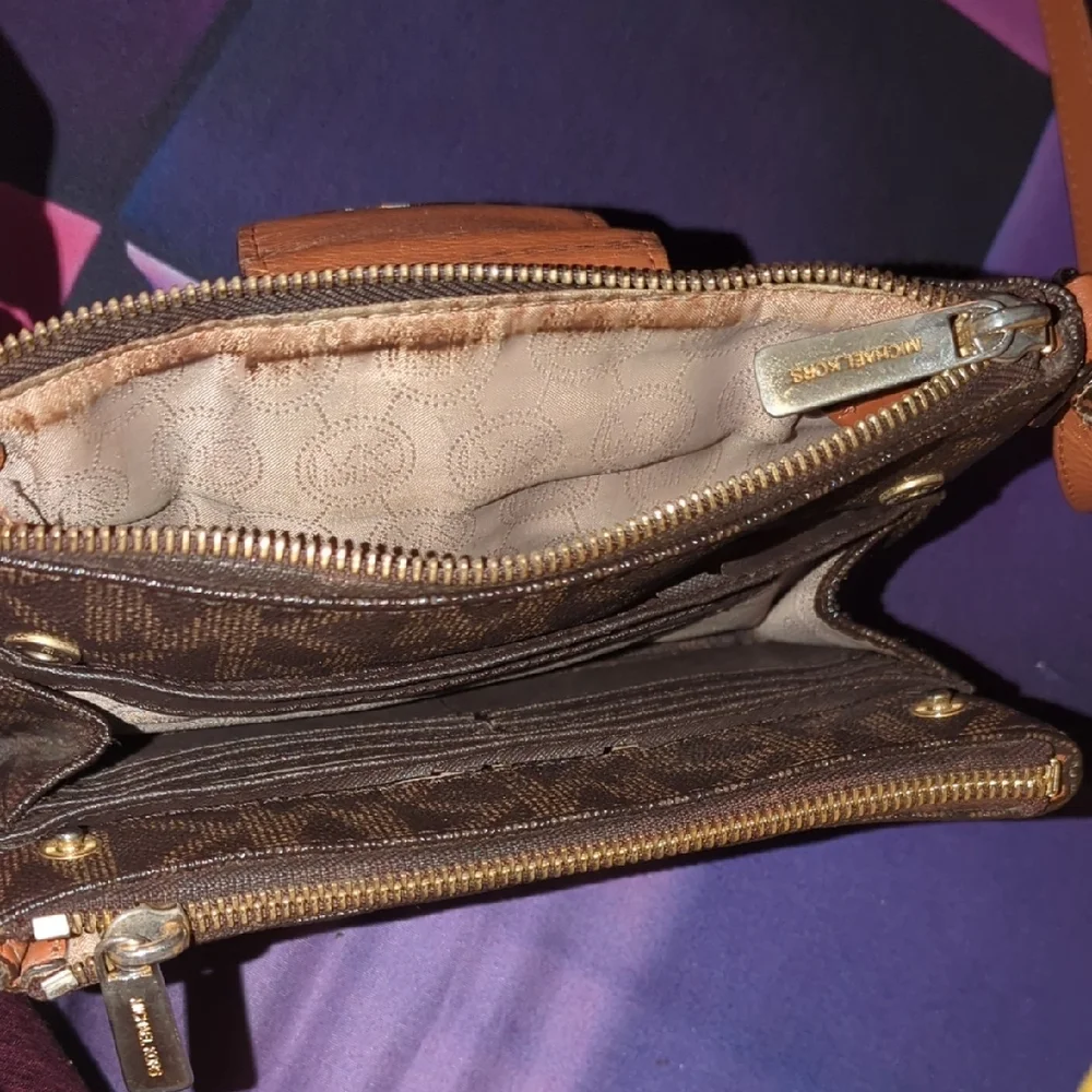 MICHAEL KORS Brown and Small Tan Wallet/Bag*
